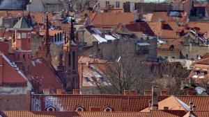 einen Blick über eine Stadt mit Dächern in der Unterkunft Vokiečių g. in Vilnius