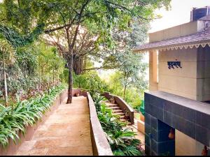 Un jardín fuera de Mrudgandh Pool Villa Girivan Near Pune Mumbai