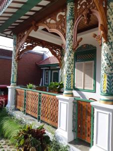 een veranda van een huis met een houten hek bij Rumah Jawa Guest House (Syariah) in Yogyakarta