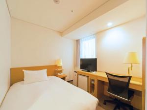 大阪Hotel Granvia Osaka-JR Hotel Group的酒店客房配有一张床和一张带电脑的书桌