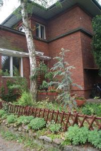 a garden in front of a brick house at "Am Griebnitzsee" 14482 Potsdam-Babelsberg in Potsdam