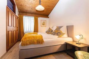 A bed or beds in a room at Ferienhaus Hohe Tauern in Piesendorf