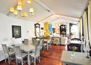 A restaurant or other place to eat at Quinta de San Amaro Rias Baixas