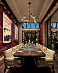 une grande salle à manger avec une grande table et des chaises dans l'établissement Sophy Hyde Park, à Chicago