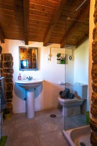 y baño con lavabo, aseo y bañera. en Casa Rústica, perto do Castelo de Óbidos, en Óbidos