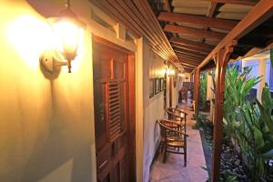 eine Veranda mit Stühlen und eine Lampe an einem Gebäude in der Unterkunft The Kresna Hotel in Yogyakarta