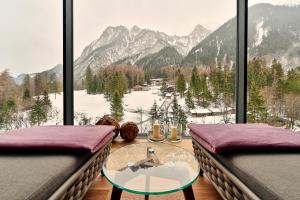 um quarto com vista para uma montanha coberta de neve em Aktiv-Hotel Sarotla em Brand