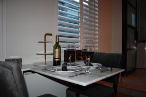 a table with wine glasses and wine bottles on it at Zandvoort Studio in Zandvoort