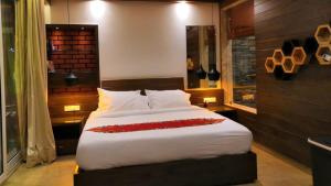 um quarto com uma cama grande num quarto em Shivers Oasis Luxury Boutique Resort em Candolim