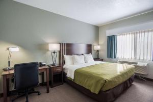 Uma cama ou camas num quarto em Quality Inn & Suites West