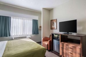 Uma cama ou camas num quarto em Quality Inn & Suites West