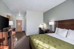 Uma cama ou camas num quarto em Quality Inn & Suites West