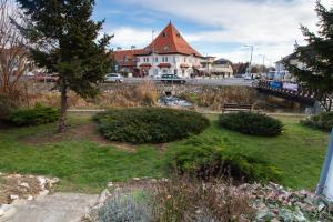 vista su un parco con ponte e un edificio di Ecoappart-Haz a Mosonmagyaróvár