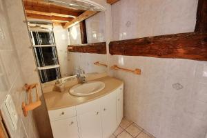 a bathroom with a sink and a mirror at Les Balcons du Molliebon in Séez