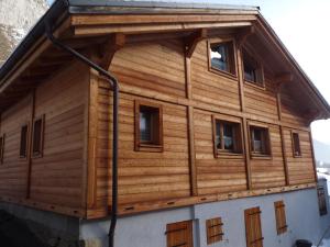 ein Haus mit Holzverkleidung darüber in der Unterkunft "NAMASTE" Chambre zen au calme in Saint-Jean-dʼAulps