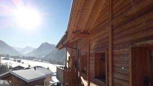 Holzhütte mit Balkon und Blick auf den Schnee in der Unterkunft "NAMASTE" Chambre zen au calme in Saint-Jean-dʼAulps