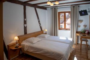 Una cama o camas en una habitación de Hôtel le Saint Nicolas