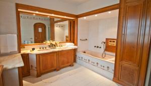 a bathroom with a tub and a sink and a bath tub at Tenuta Cusmano in Grottaferrata