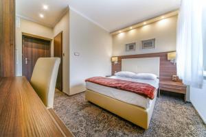 Habitación de hotel con cama y mesa en Hotel Promien, en Skarzysko-Kamienna