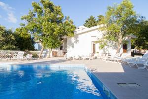 Villa con piscina frente a una casa en Aires da Serra Hotel, en Torres Novas