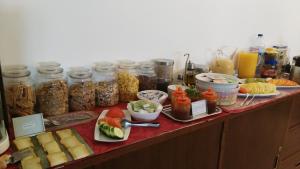 un mostrador con muchos tarros de comida y otros alimentos en Aires da Serra Hotel, en Torres Novas