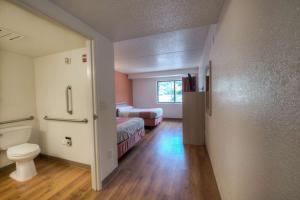 מיטה או מיטות בחדר ב-Motel 6-Branford, CT - New Haven