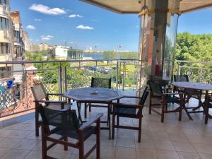 un patio con tavoli e sedie su un balcone di Visak Hotel a Kiev