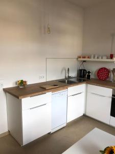 Una cocina o cocineta en Feel-Good Apartment In Mannheim-Neckarau