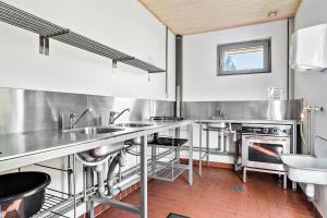 Una cocina o cocineta en Omme Å Camping & Cottages