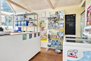 Una cocina o cocineta en Omme Å Camping & Cottages