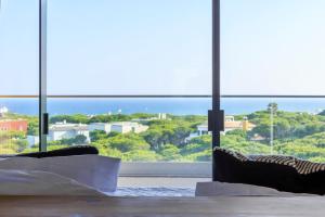 uma sala de estar com vista para o oceano em Octant Praia Verde em Praia Verde