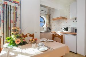 A kitchen or kitchenette at Mirachoro Portimao