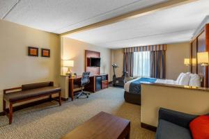 Uma TV ou centro de entretenimento em Comfort Suites Manassas Battlefield Park