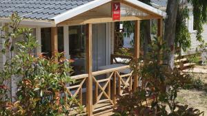 um gazebo com um telhado branco em Camping Les Castors em Calvi