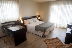 Camera con letto, scrivania e letto Sidx Sidx Sidx Sidx. di 27 Suites Hotel a Montevideo