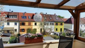 una vista dalla finestra di un balcone di Pension a la Kleinert a Weimar