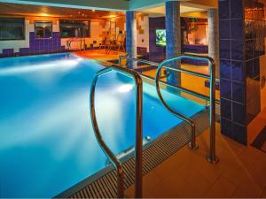 The swimming pool at or close to Czarny Potok-klimatyczny hotel z basenem, jaccuzi i saunami