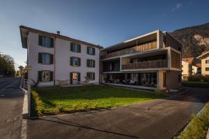 ein Apartmenthaus mit Rasen davor in der Unterkunft Dependance First in Interlaken