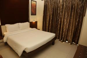 Säng eller sängar i ett rum på La Vida Studio Inn Baga- Goa- By Lords Hotels and Resorts