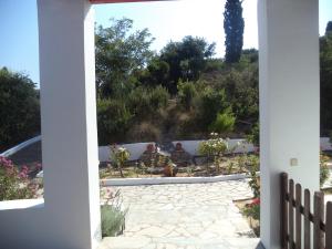 Blick auf den Garten von der Veranda eines Hauses in der Unterkunft Ilis Villas in Kyllini