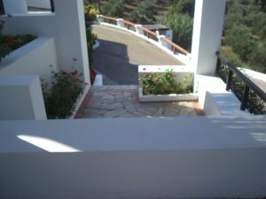 Blick auf eine Treppe mit Blumen und eine Treppe in der Unterkunft Ilis Villas in Kyllini