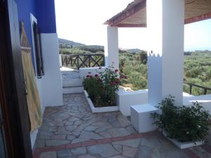 Aussicht von der Tür eines Hauses mit Balkon in der Unterkunft Ilis Villas in Kyllini