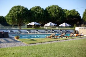 The swimming pool at or close to Quinta do Monteverde