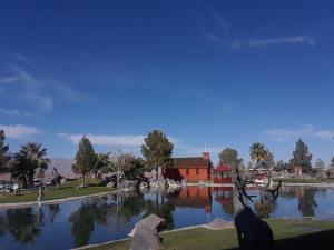 vista su un lago con un edificio rosso sullo sfondo di Longstreet Inn & Casino ad Amargosa Valley