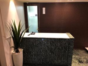 een badkamer met een bad met een plant erin bij Prime Hotel Fulula プライムホテル フルーラ in Osaka