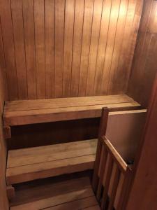 een kamer met houten lambrisering en een houten plank in een sauna bij Prime Hotel Fulula プライムホテル フルーラ in Osaka