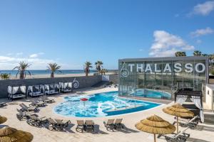 Kolam renang di atau di dekat Barceló Fuerteventura Mar