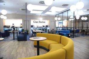 O zonă de relaxare la Air Rooms Rome Airport by HelloSky