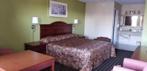 Cama ou camas em um quarto em Newport News Inn