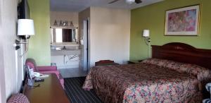 Cama ou camas em um quarto em Newport News Inn